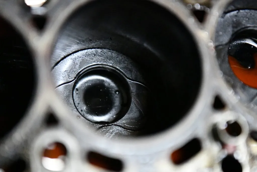 Pęknięcie tłoka drugiego cylindra silnika Audi A4 B6 1.9 TDI